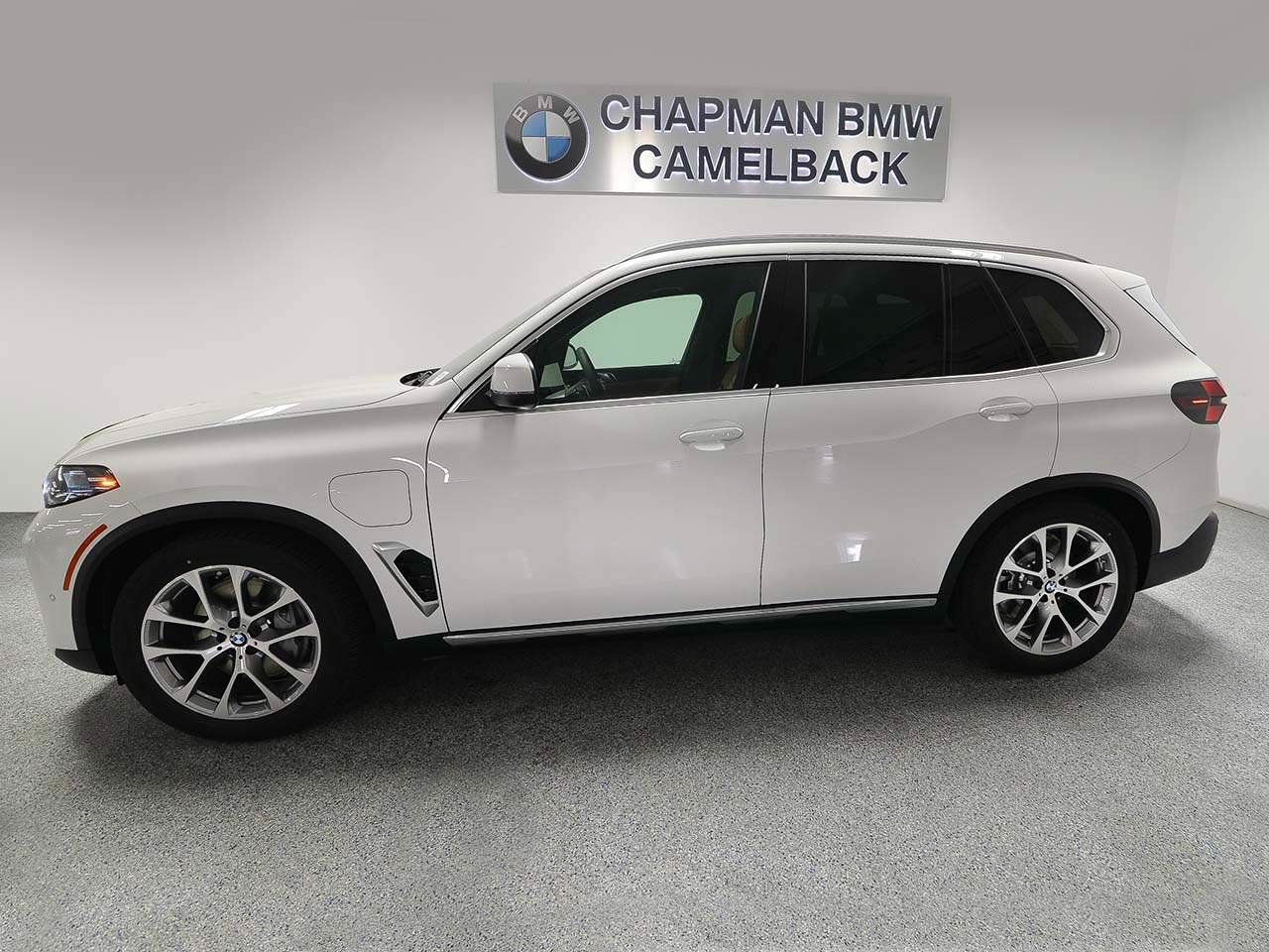 Used 2026 BMW X5 xDrive50e w/ Premium Package AWD/4WD image 3
