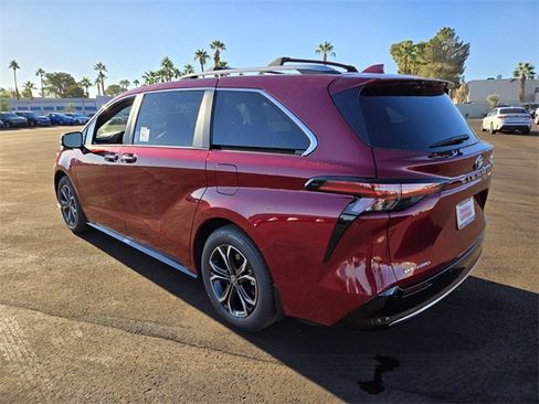 New 2025 Toyota Sienna Platinum image 4