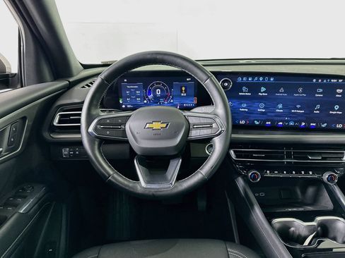 Used 2025 Chevrolet Traverse LT FWD image 17