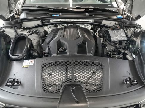 Certified 2023 Porsche Macan AWD/4WD image 31