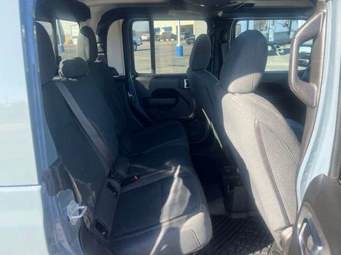 Used 2025 Jeep Gladiator Sport image 15
