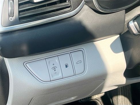 Used 2023 Genesis G70 2.0T image 10