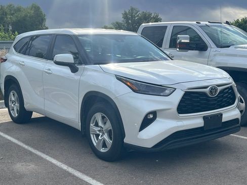 Used 2023 Toyota Highlander LE AWD/4WD image 2
