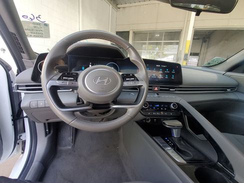 Used 2025 Hyundai Elantra SEL FWD image 12