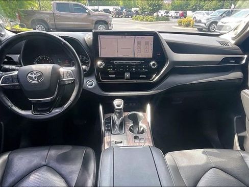 Used 2021 Toyota Highlander Limited FWD image 15
