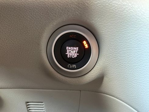 Used 2023 Chrysler Pacifica Touring-L FWD image 22