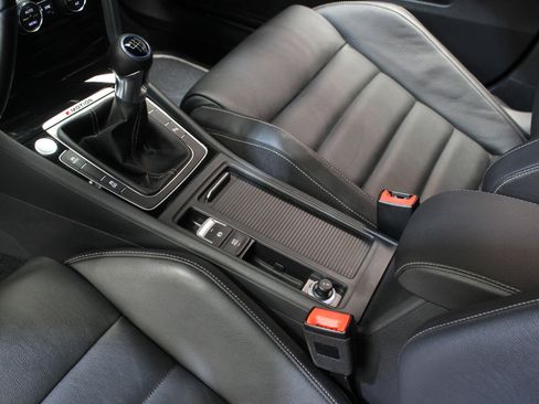 Used 2017 Volkswagen Golf R 4-Door image 26