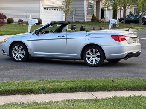 Used 2011 Chrysler 200 Touring w/ Cold Weather Group FWD image 4