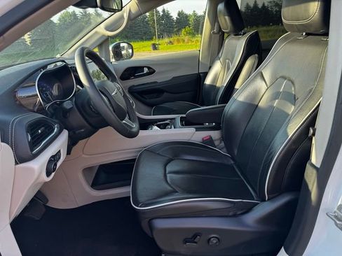 Certified 2023 Chrysler Pacifica Limited FWD image 22