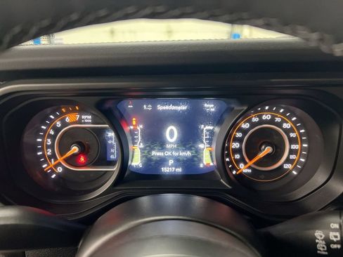 Used 2025 Jeep Wrangler Unlimited Rubicon w/ Convenience Group AWD/4WD image 12