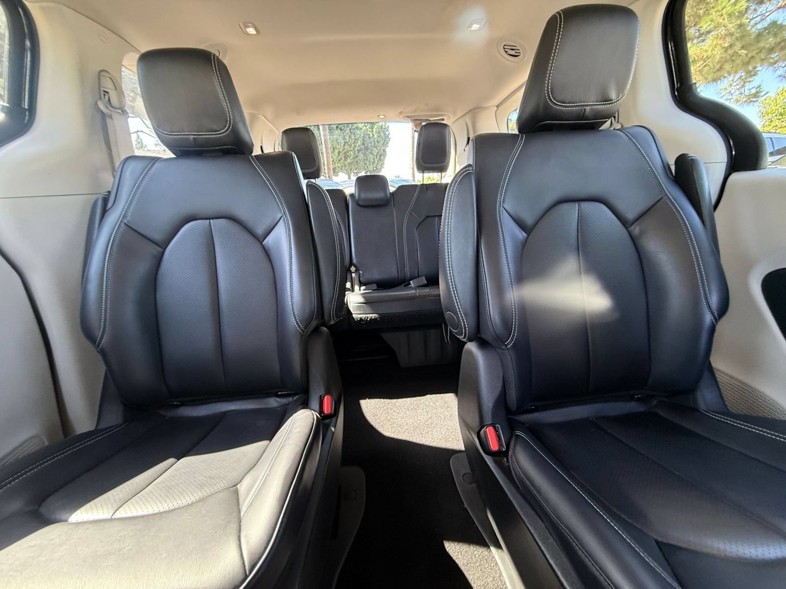 Used 2023 Chrysler Pacifica Touring-L FWD image 37