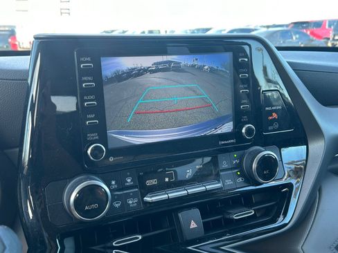 Used 2022 Toyota Highlander L image 10