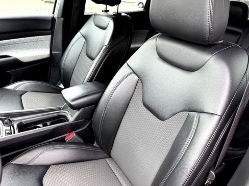 Used 2024 Jeep Compass Latitude AWD/4WD image 13