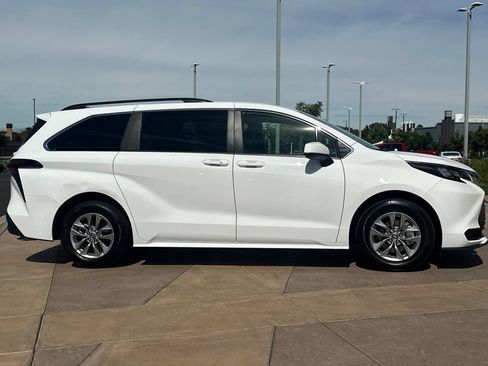 Used 2025 Toyota Sienna LE AWD/4WD image 3