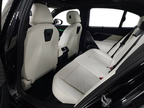 Used 2025 BMW 550e xDrive w/ Executive Package image 39