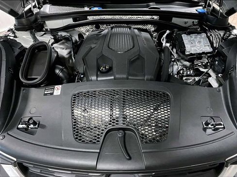 Used 2025 Porsche Macan image 37