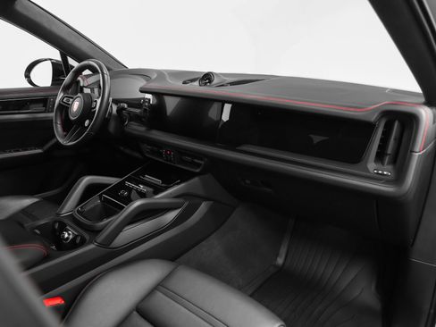 Certified 2025 Porsche Cayenne GTS AWD/4WD image 26