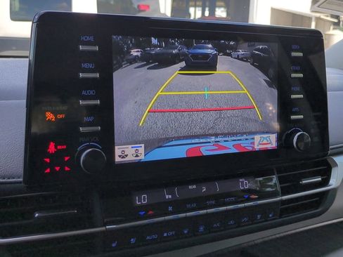 Used 2023 Toyota Sienna Limited image 21