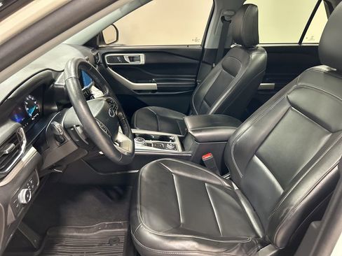 Used 2021 Ford Explorer XLT w/ Equipment Group 202A image 10