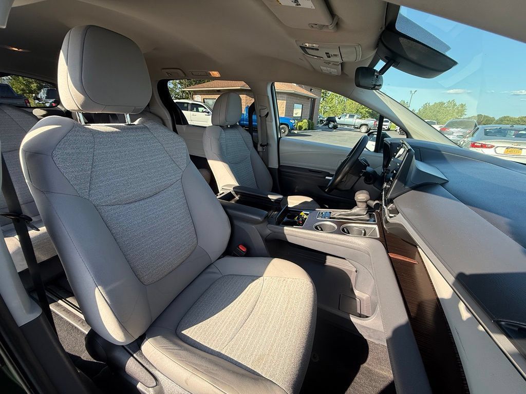 Used 2023 Toyota Sienna LE FWD image 14