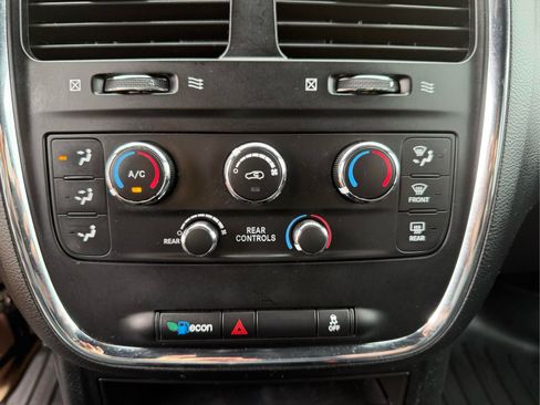Used 2018 Dodge Grand Caravan SE FWD image 25