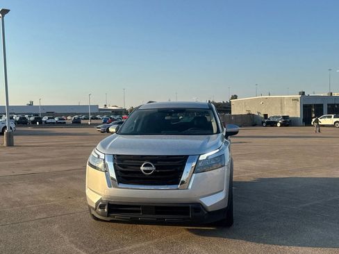 Certified 2025 Nissan Pathfinder SV FWD image 6