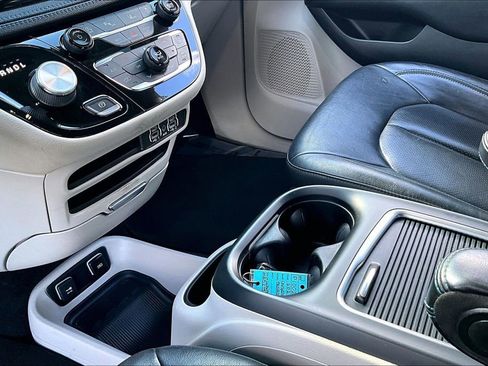 Used 2021 Chrysler Pacifica Touring-L FWD image 18