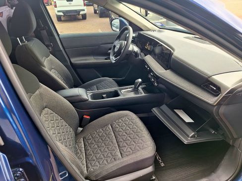Used 2025 Nissan Kicks SV FWD image 19