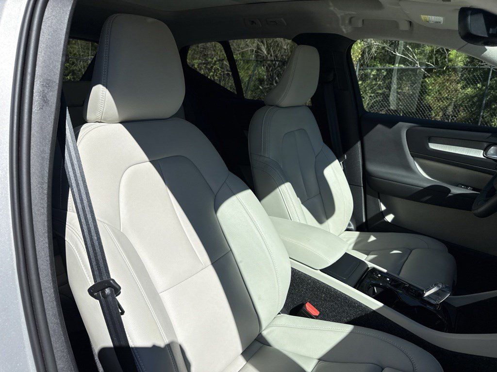 Used 2025 Volvo XC40 B5 Plus AWD/4WD image 34