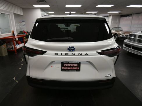 Used 2024 Toyota Sienna XLE FWD image 6