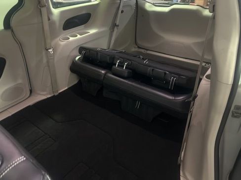 Used 2024 Chrysler Pacifica Touring-L FWD image 19