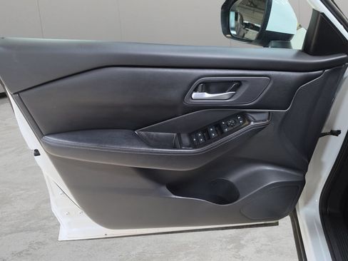 Used 2025 Nissan Rogue SV AWD/4WD image 13