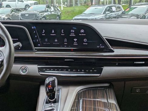 Used 2022 Cadillac Escalade Premium Luxury AWD/4WD image 19