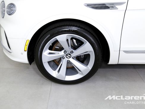 Used 2023 Bentley Bentayga Plug-In Hybrid image 34