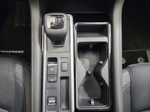 Used 2024 Nissan Pathfinder SV image 23