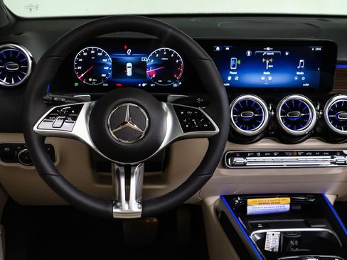 New 2026 Mercedes-Benz GLB 250 4MATIC image 14