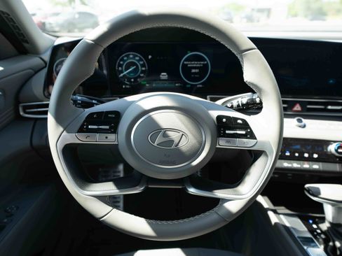 Used 2025 Hyundai Elantra SEL FWD image 21