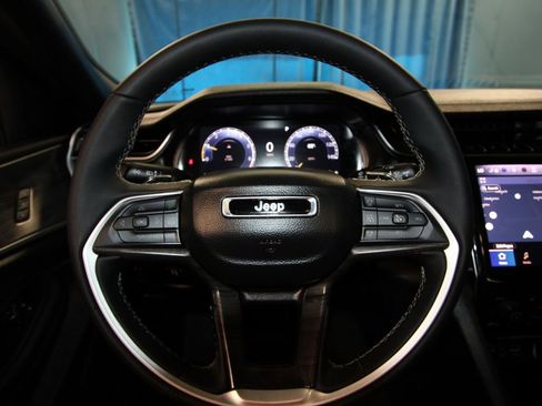 Used 2025 Jeep Grand Cherokee L Limited w/ Black Appearance Package image 12