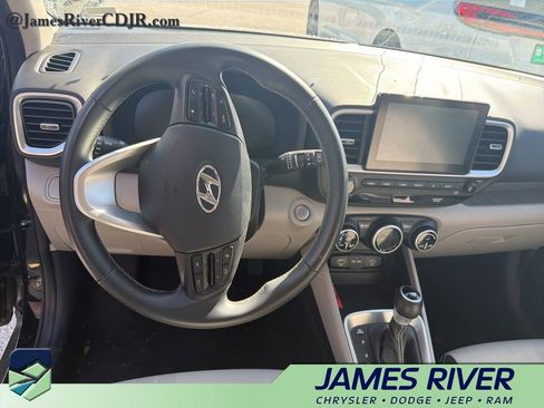 Used 2025 Hyundai Venue SEL image 8