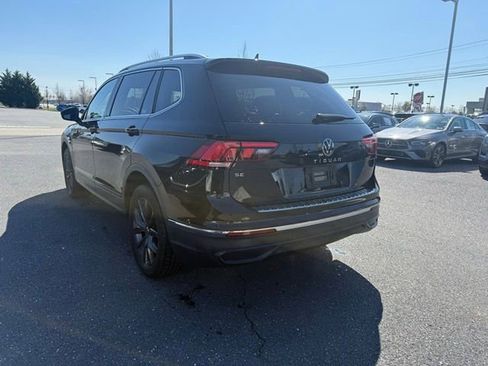 Used 2023 Volkswagen Tiguan SE w/ Panoramic Sunroof Package image 9