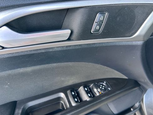 Used 2020 Ford Fusion SE AWD/4WD image 19