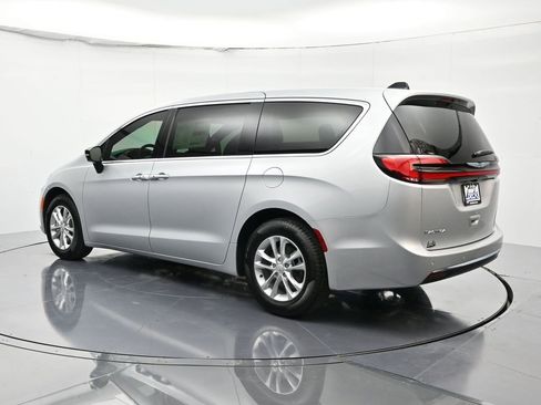 New 2026 Chrysler Pacifica Select image 8