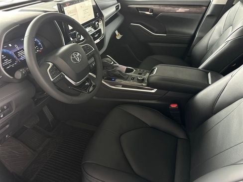 New 2026 Toyota Highlander Limited image 9