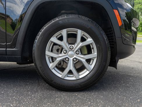 Used 2023 Jeep Grand Cherokee Limited w/ Black Appearance Package AWD/4WD image 11