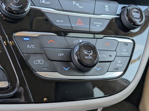 Used 2024 Chrysler Pacifica Limited image 18