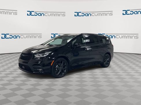 Used 2025 Chrysler Pacifica Limited FWD image 4