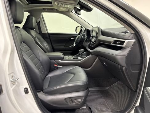 Used 2022 Toyota Highlander XLE FWD image 35