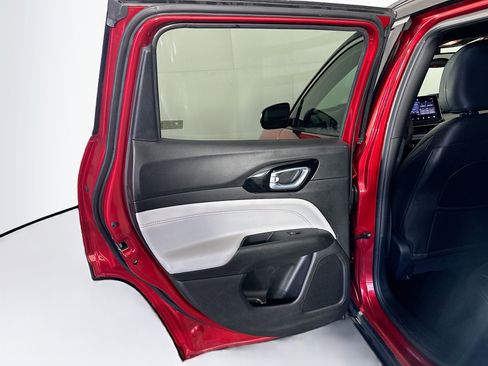 Used 2025 Jeep Compass Limited image 24