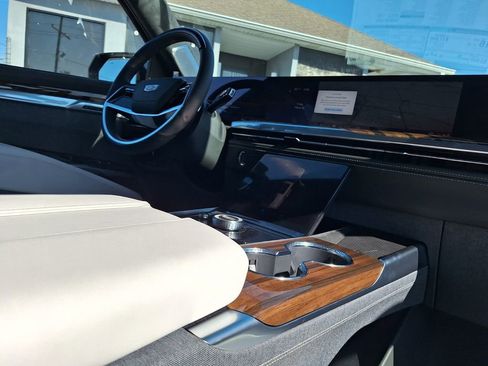 New 2026 Cadillac Escalade ESV Platinum Sport w/ LPO, ONYX Package image 29