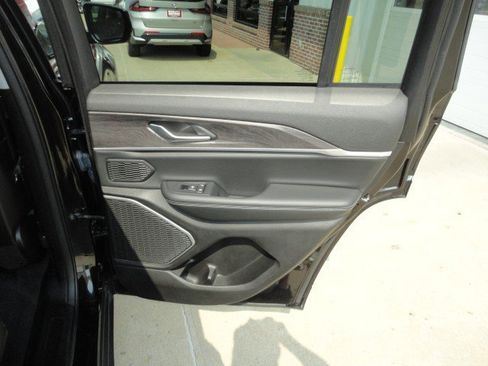 Used 2022 Jeep Grand Cherokee Limited image 17